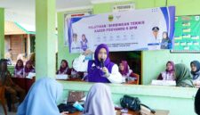 Ketua Tim Pembina Posyandu Kabupaten Lingga, Maratusholiha Nizar, mengikuti pelatihan kader Posyandu 6 SPM di Desa Resun Pesisir | f. Diskominfo Lingga