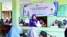 Ketua Tim Pembina Posyandu Kabupaten Lingga, Maratusholiha Nizar, mengikuti pelatihan kader Posyandu 6 SPM di Desa Resun Pesisir | f. Diskominfo Lingga