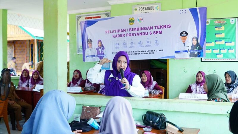Ketua Tim Pembina Posyandu Kabupaten Lingga, Maratusholiha Nizar, mengikuti pelatihan kader Posyandu 6 SPM di Desa Resun Pesisir | f. Diskominfo Lingga