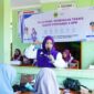 Ketua Tim Pembina Posyandu Kabupaten Lingga, Maratusholiha Nizar, mengikuti pelatihan kader Posyandu 6 SPM di Desa Resun Pesisir | f. Diskominfo Lingga