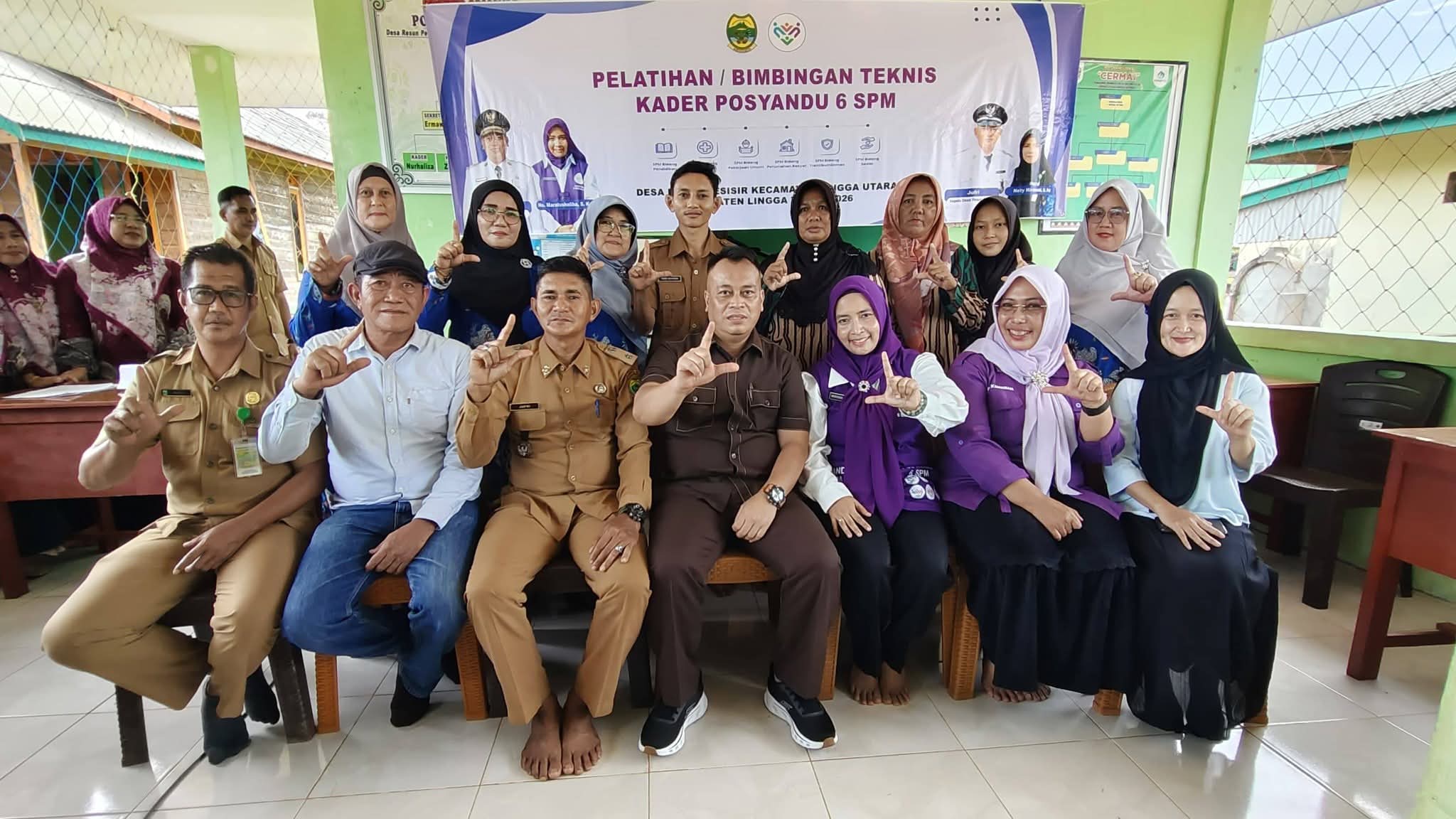 Ketua Tim Pembina Posyandu Kabupaten Lingga, Maratusholiha Nizar, mengikuti pelatihan kader Posyandu 6 SPM di Desa Resun Pesisir | f. Diskominfo Lingga