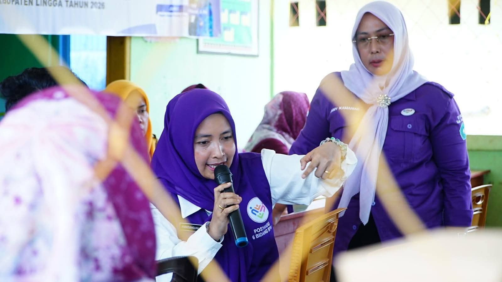 Ketua Tim Pembina Posyandu Kabupaten Lingga, Maratusholiha Nizar, mengikuti pelatihan kader Posyandu 6 SPM di Desa Resun Pesisir | f. Diskominfo Lingga