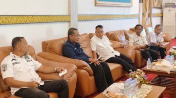 Pemerintah Kabupaten Lingga bersama PT Kebula Raya Bestari membahas pengembangan kawasan rumput laut untuk mendorong ekonomi biru, investasi daerah, dan meningkatkan kesejahteraan nelayan pesisir | f. Diskominfo Lingga
