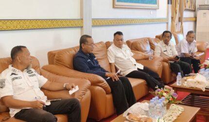 Pemerintah Kabupaten Lingga bersama PT Kebula Raya Bestari membahas pengembangan kawasan rumput laut untuk mendorong ekonomi biru, investasi daerah, dan meningkatkan kesejahteraan nelayan pesisir | f. Diskominfo Lingga