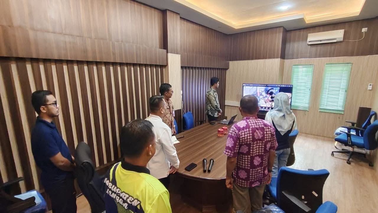 Bupati Lingga M. Nizar menghadiri Forum Konsultasi Publik Standar Pelayanan Publik Tahun 2026 yang digelar Balai POM Batam secara daring guna meningkatkan pelayanan publik yang profesional, transparan, dan akuntabel | f. Diskominfo Lingga