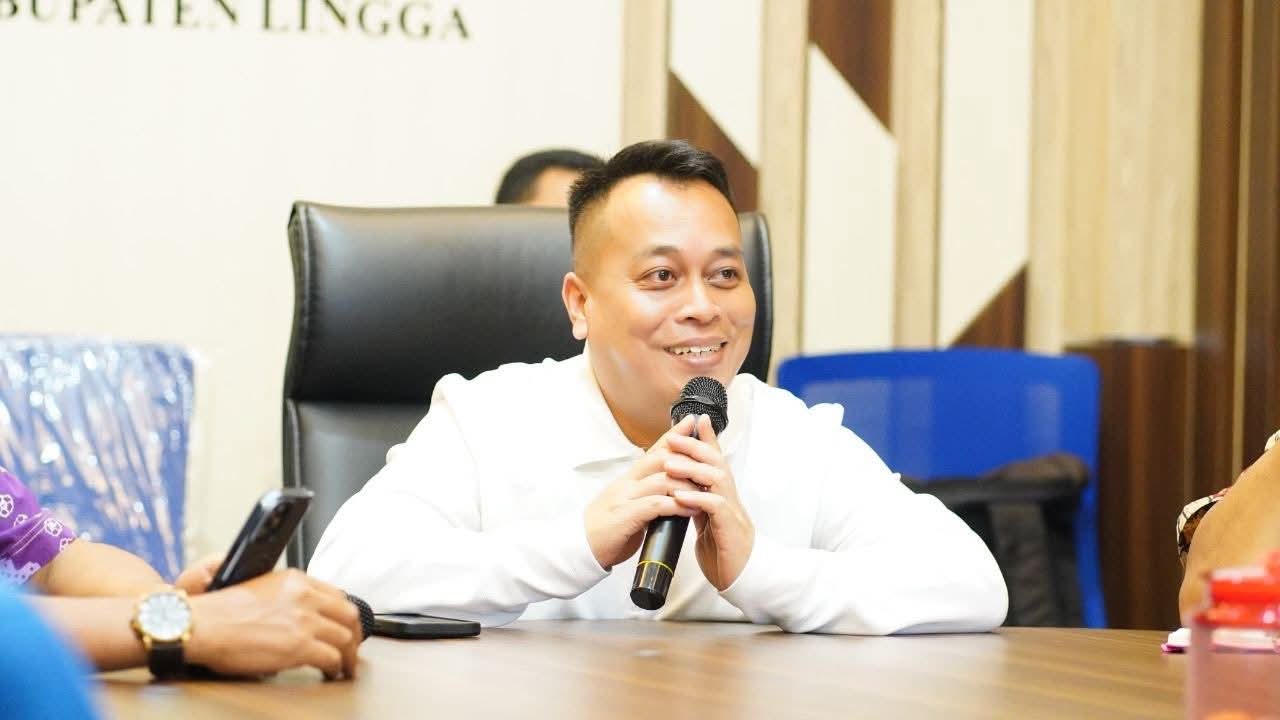 Bupati Lingga M. Nizar menghadiri Forum Konsultasi Publik Standar Pelayanan Publik Tahun 2026 yang digelar Balai POM Batam secara daring guna meningkatkan pelayanan publik yang profesional, transparan, dan akuntabel | f. Diskominfo Lingga