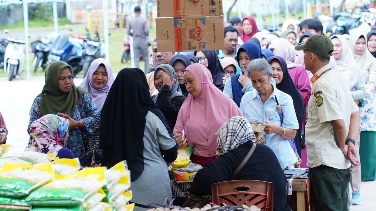 Pemkab Lingga melalui TPID menggelar pasar murah di Lapangan Hang Tuah Daik untuk menekan inflasi dan membantu masyarakat menghadapi kenaikan harga sembako menjelang Idul Adha 1447 H | Diskominfo Lingga