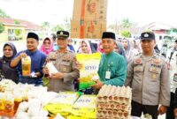 Pemkab Lingga melalui TPID menggelar pasar murah di Lapangan Hang Tuah Daik untuk menekan inflasi dan membantu masyarakat menghadapi kenaikan harga sembako menjelang Idul Adha 1447 H | Diskominfo Lingga