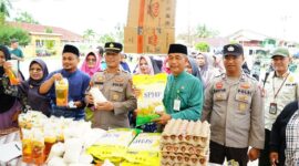 Pemkab Lingga melalui TPID menggelar pasar murah di Lapangan Hang Tuah Daik untuk menekan inflasi dan membantu masyarakat menghadapi kenaikan harga sembako menjelang Idul Adha 1447 H | Diskominfo Lingga