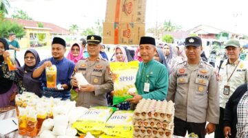 Pemkab Lingga melalui TPID menggelar pasar murah di Lapangan Hang Tuah Daik untuk menekan inflasi dan membantu masyarakat menghadapi kenaikan harga sembako menjelang Idul Adha 1447 H | Diskominfo Lingga
