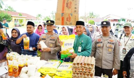 Pemkab Lingga melalui TPID menggelar pasar murah di Lapangan Hang Tuah Daik untuk menekan inflasi dan membantu masyarakat menghadapi kenaikan harga sembako menjelang Idul Adha 1447 H | Diskominfo Lingga