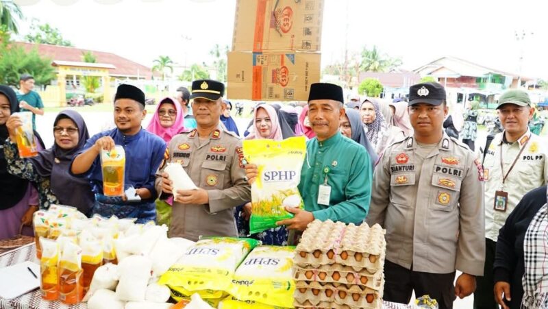 Pemkab Lingga melalui TPID menggelar pasar murah di Lapangan Hang Tuah Daik untuk menekan inflasi dan membantu masyarakat menghadapi kenaikan harga sembako menjelang Idul Adha 1447 H | Diskominfo Lingga