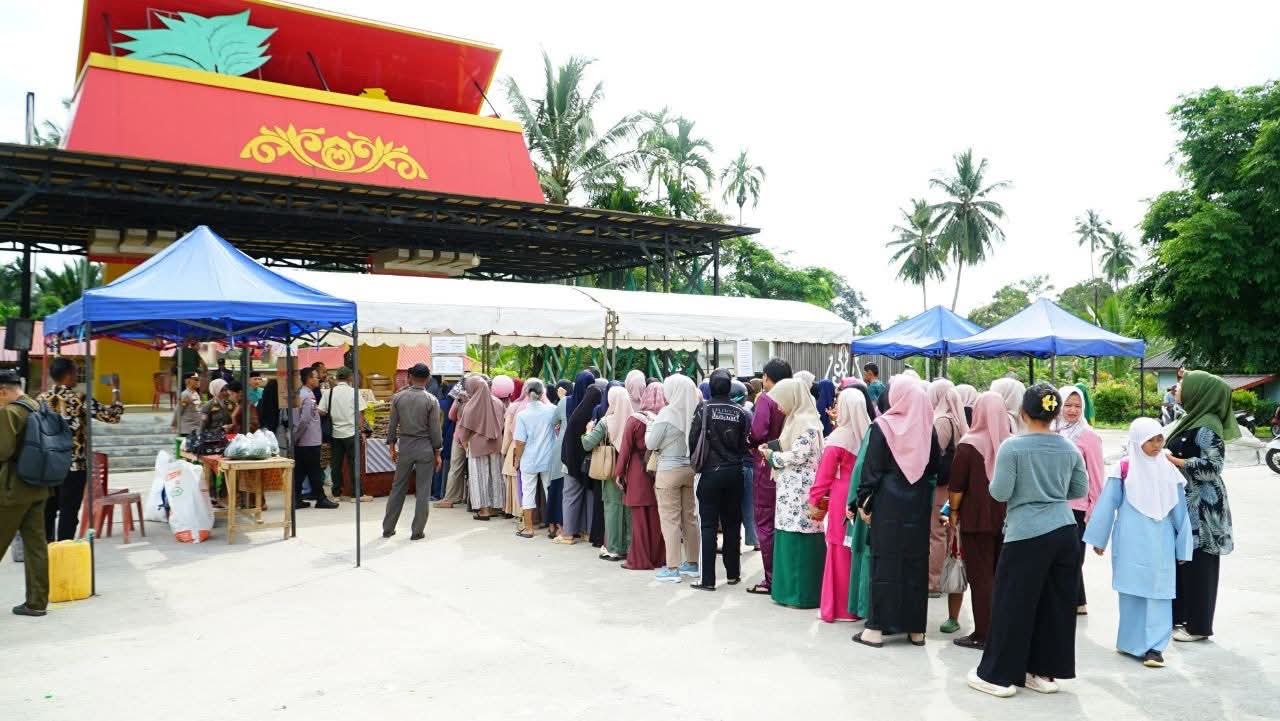 Pemkab Lingga melalui TPID menggelar pasar murah di Lapangan Hang Tuah Daik untuk menekan inflasi dan membantu masyarakat menghadapi kenaikan harga sembako menjelang Idul Adha 1447 H | Diskominfo Lingga
