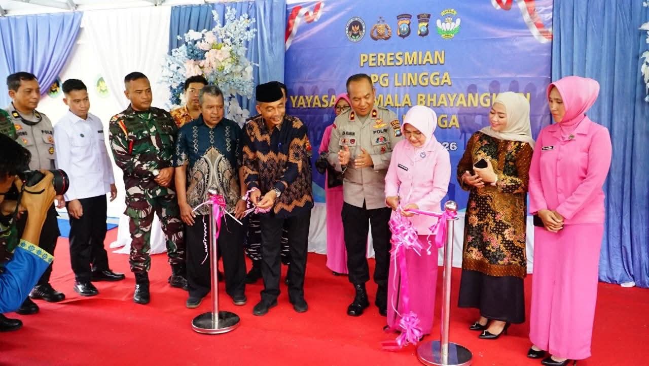 Asisten I Pemerintahan dan Kesra Kabupaten Lingga Gandime Diyanto menghadiri peresmian SPPG Yayasan Kemala Bhayangkari Polres Lingga di Desa Duara, Lingga Utara | f. Diskominfo Lingga