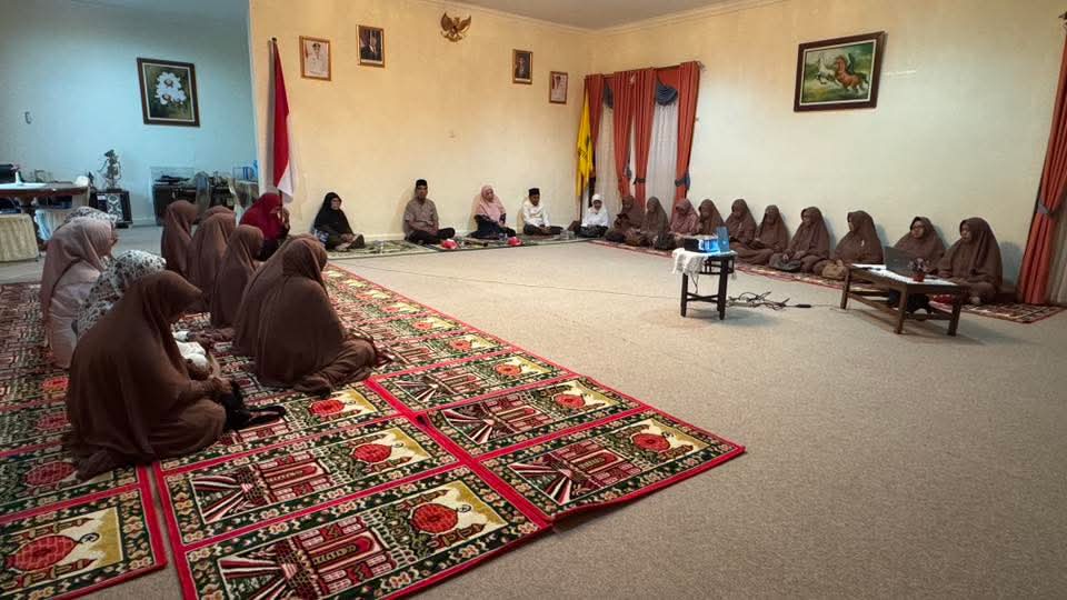 Wakil Bupati Lingga H. Novrizal bersama Ketua Dekranasda menghadiri pengajian bulanan di Gedung Daerah Dabo Singkep | f. Diskominfo Lingga
