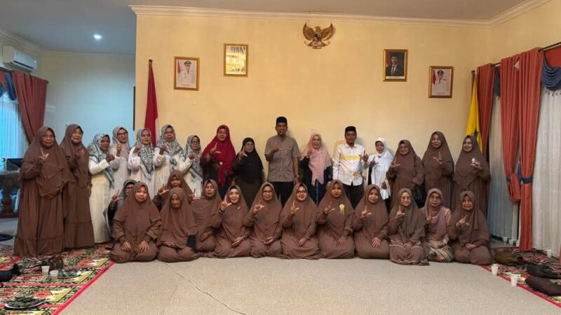 Wakil Bupati Lingga H. Novrizal bersama Ketua Dekranasda menghadiri pengajian bulanan di Gedung Daerah Dabo Singkep | f. Diskominfo Lingga