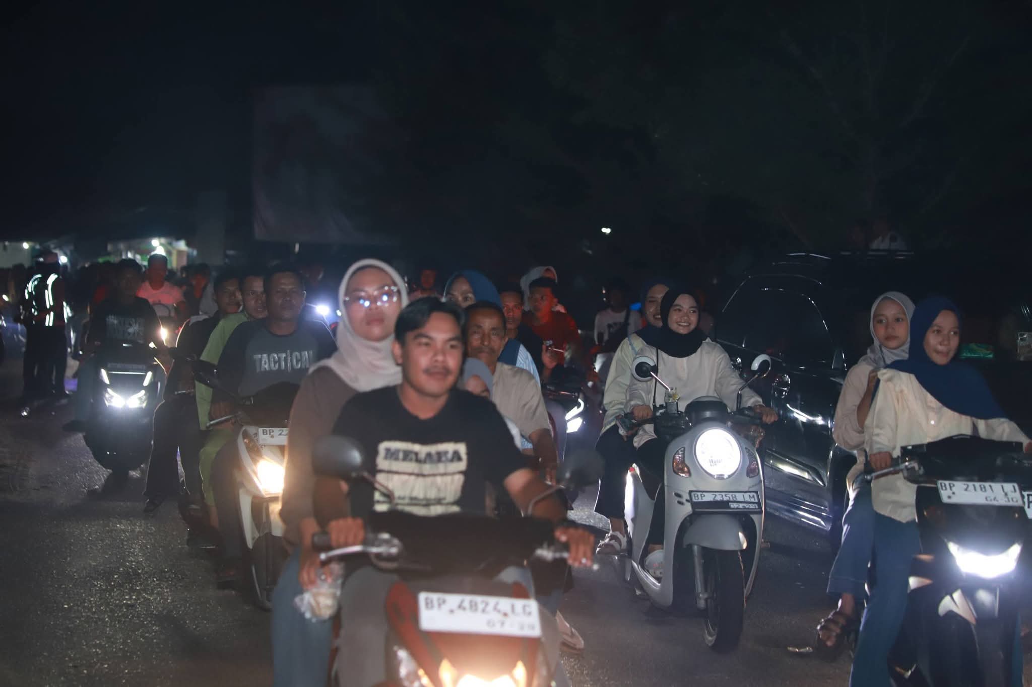 Wakil Gubernur Kepri Nyanyang Haris Pratamura bersama Wabup Lingga melepas pawai takbir keliling Idul Adha 1447 H di Dabo Singkep. Suasana meriah dan penuh haru menyelimuti malam takbiran di Kabupaten Lingga | f. Arnel