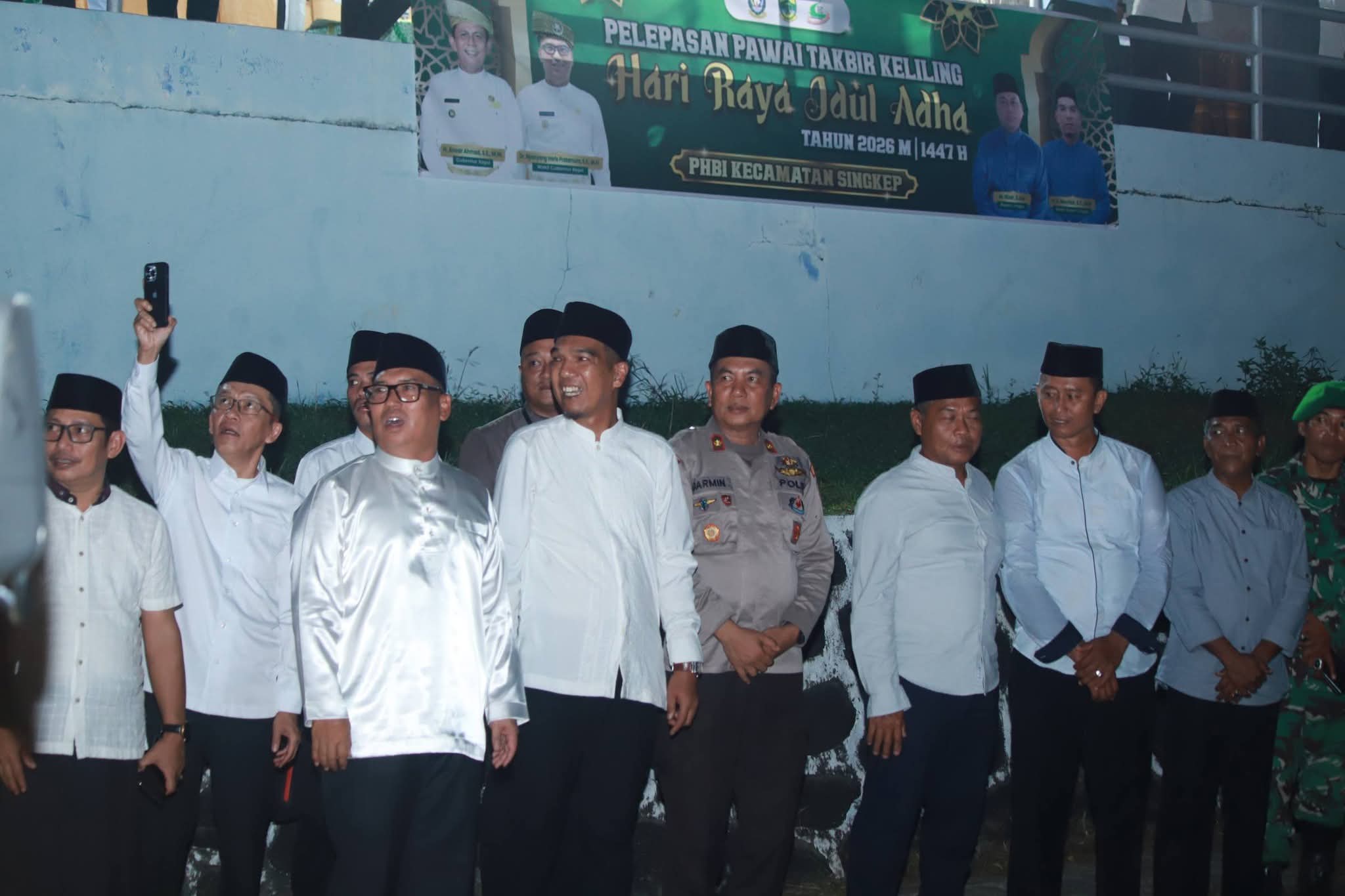Wakil Gubernur Kepri Nyanyang Haris Pratamura bersama Wabup Lingga melepas pawai takbir keliling Idul Adha 1447 H di Dabo Singkep. Suasana meriah dan penuh haru menyelimuti malam takbiran di Kabupaten Lingga | f. Arnel