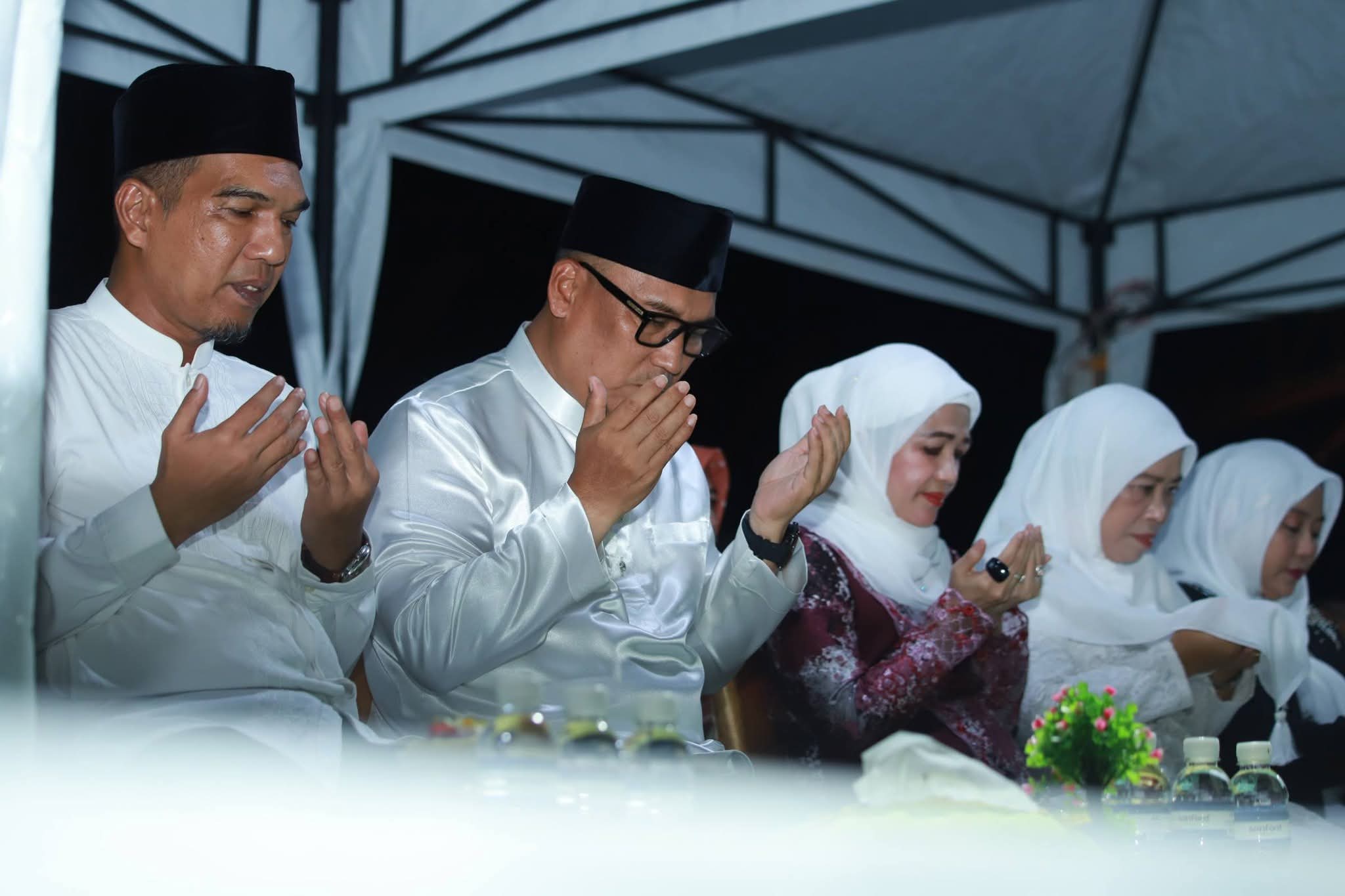 Wakil Gubernur Kepri Nyanyang Haris Pratamura bersama Wabup Lingga melepas pawai takbir keliling Idul Adha 1447 H di Dabo Singkep. Suasana meriah dan penuh haru menyelimuti malam takbiran di Kabupaten Lingga | f. Arnel