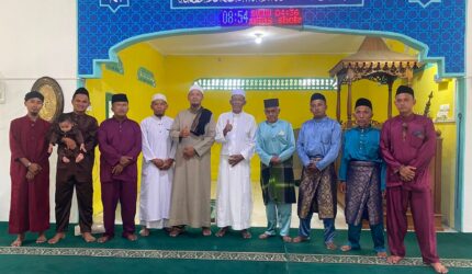 Sekda Kabupaten Lingga H. Armia bersama keluarga melaksanakan Sholat Idul Adha 1447 H di Masjid Al-Amin Dusun Kado, Desa Mepar, Rabu pagi (27/5/2026) dalam suasana khidmat dan penuh kebersamaan | f. Diskominfo Lingga
