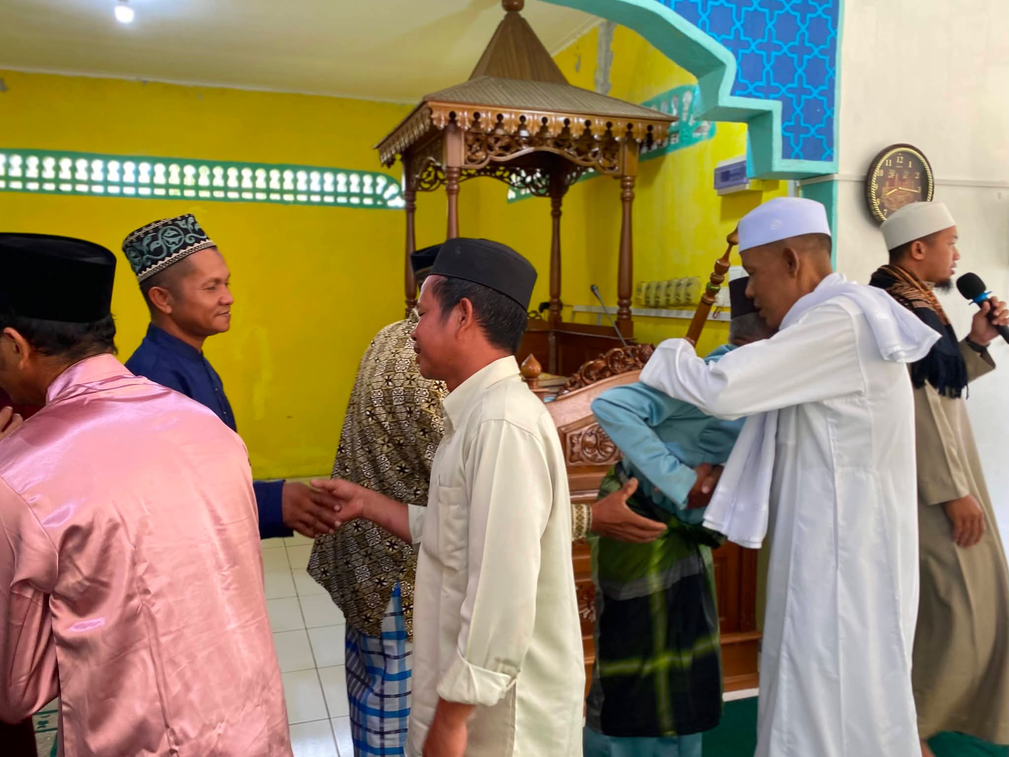 Sekda Kabupaten Lingga H. Armia bersama keluarga melaksanakan Sholat Idul Adha 1447 H di Masjid Al-Amin Dusun Kado, Desa Mepar, Rabu pagi (27/5/2026) dalam suasana khidmat dan penuh kebersamaan | f. Diskominfo Lingga