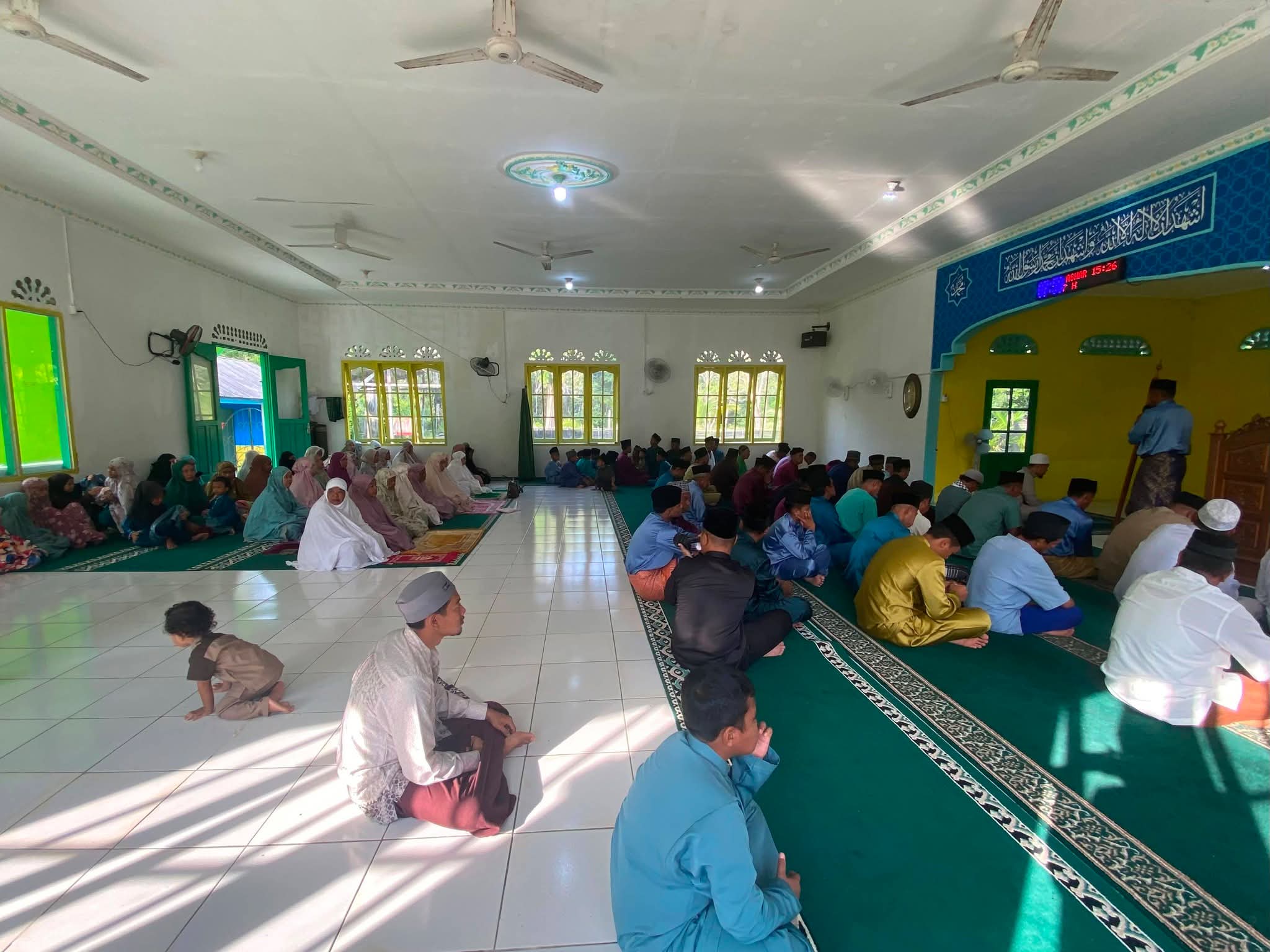 Sekda Kabupaten Lingga H. Armia bersama keluarga melaksanakan Sholat Idul Adha 1447 H di Masjid Al-Amin Dusun Kado, Desa Mepar, Rabu pagi (27/5/2026) dalam suasana khidmat dan penuh kebersamaan | f. Diskominfo Lingga