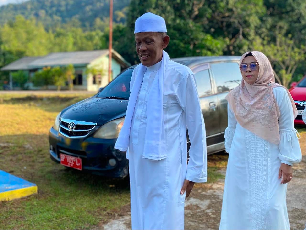 Sekda Kabupaten Lingga H. Armia bersama keluarga melaksanakan Sholat Idul Adha 1447 H di Masjid Al-Amin Dusun Kado, Desa Mepar, Rabu pagi (27/5/2026) dalam suasana khidmat dan penuh kebersamaan | f. Diskominfo Lingga