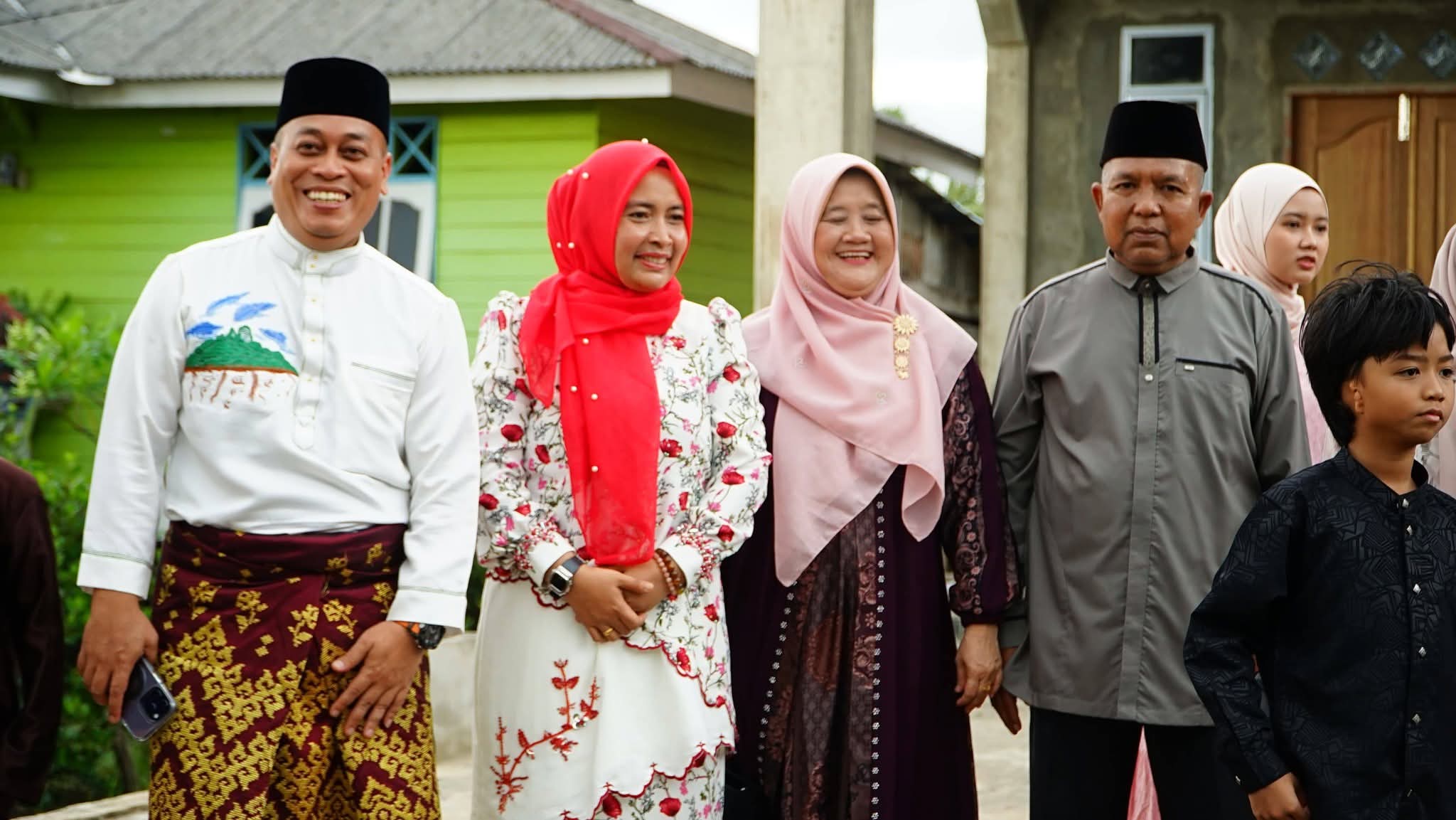 Bupati Lingga Muhammad Nizar melaksanakan Sholat Idul Adha 1447 Hijriah di Masjid At Taqwa Dusun Senempek, Desa Limbung, Lingga Utara | f. Diskominfo Lingga