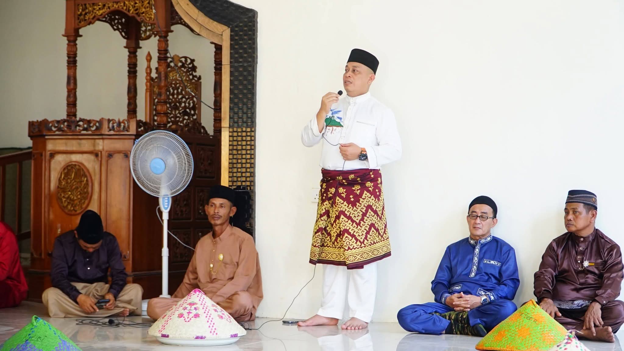 Bupati Lingga Muhammad Nizar melaksanakan Sholat Idul Adha 1447 Hijriah di Masjid At Taqwa Dusun Senempek, Desa Limbung, Lingga Utara | f. Diskominfo Lingga