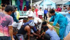 Bupati Lingga Muhammad Nizar melaksanakan Sholat Idul Adha 1447 Hijriah di Masjid At Taqwa Dusun Senempek, Desa Limbung, Lingga Utara | f. Diskominfo Lingga