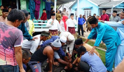 Bupati Lingga Muhammad Nizar melaksanakan Sholat Idul Adha 1447 Hijriah di Masjid At Taqwa Dusun Senempek, Desa Limbung, Lingga Utara | f. Diskominfo Lingga