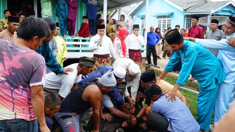 Bupati Lingga Muhammad Nizar melaksanakan Sholat Idul Adha 1447 Hijriah di Masjid At Taqwa Dusun Senempek, Desa Limbung, Lingga Utara | f. Diskominfo Lingga
