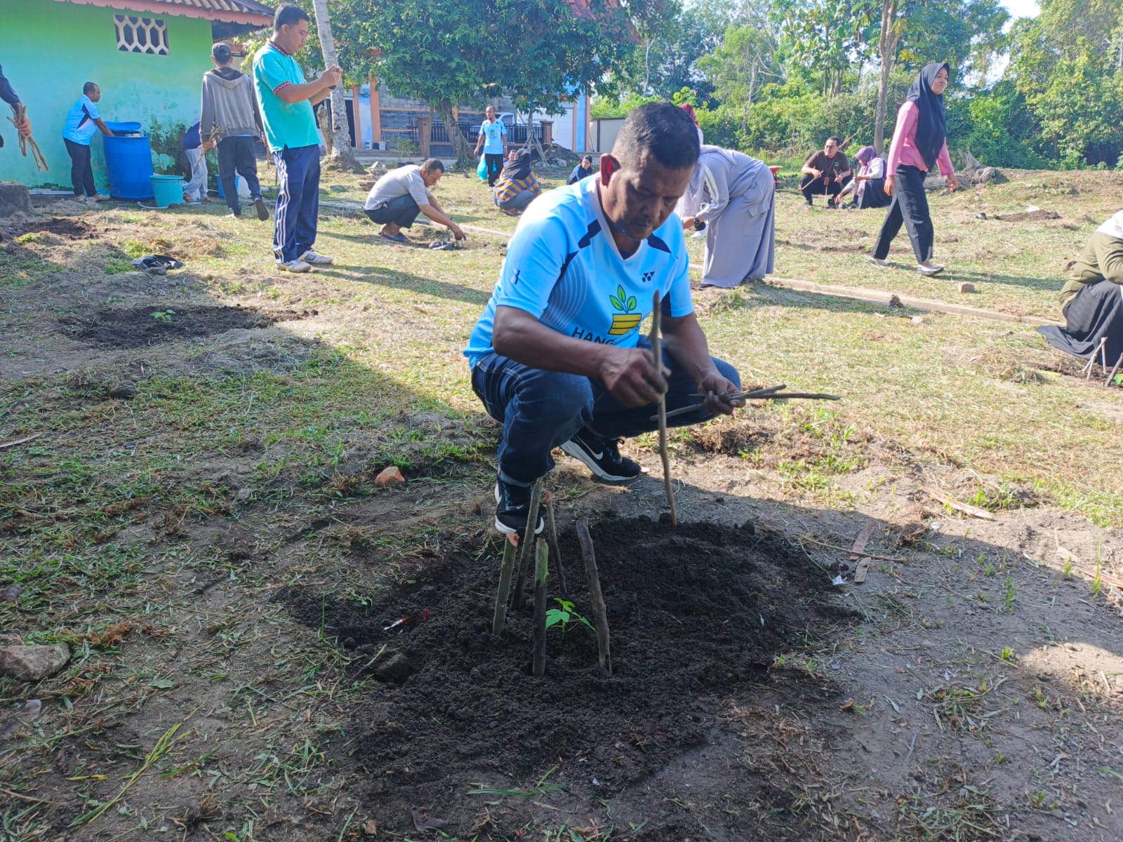 Disperindagkop UKM Lingga tanam 52 pohon kates dengan melibatkan seluruh pegawai. Langkah sederhana ini menjadi simbol harapan besar dalam menjaga ketahanan pangan daerah | f. Wandy