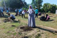 Disperindagkop UKM Lingga tanam 52 pohon kates dengan melibatkan seluruh pegawai. Langkah sederhana ini menjadi simbol harapan besar dalam menjaga ketahanan pangan daerah | f. Wandy
