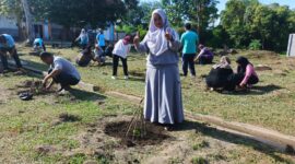 Disperindagkop UKM Lingga tanam 52 pohon kates dengan melibatkan seluruh pegawai. Langkah sederhana ini menjadi simbol harapan besar dalam menjaga ketahanan pangan daerah | f. Wandy