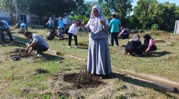 Disperindagkop UKM Lingga tanam 52 pohon kates dengan melibatkan seluruh pegawai. Langkah sederhana ini menjadi simbol harapan besar dalam menjaga ketahanan pangan daerah | f. Wandy