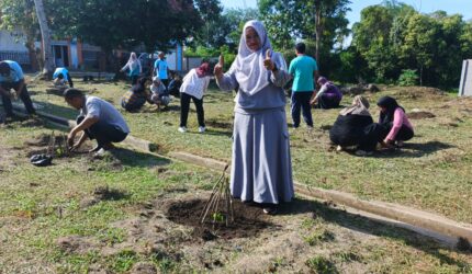 Disperindagkop UKM Lingga tanam 52 pohon kates dengan melibatkan seluruh pegawai. Langkah sederhana ini menjadi simbol harapan besar dalam menjaga ketahanan pangan daerah | f. Wandy
