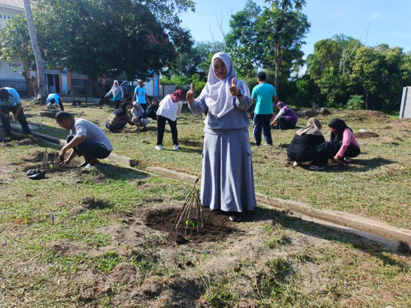 Disperindagkop UKM Lingga tanam 52 pohon kates dengan melibatkan seluruh pegawai. Langkah sederhana ini menjadi simbol harapan besar dalam menjaga ketahanan pangan daerah | f. Wandy