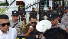 Kajari Lingga Rully Afandi memimpin audiensi bersama Aliansi Pemuda Kabupaten Lingga terkait dugaan THR belum dibayarkan dan indikasi penyimpangan di lingkungan Pemkab Lingga | f. Redaksi