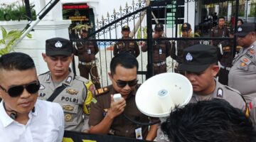 Kajari Lingga Rully Afandi memimpin audiensi bersama Aliansi Pemuda Kabupaten Lingga terkait dugaan THR belum dibayarkan dan indikasi penyimpangan di lingkungan Pemkab Lingga | f. Redaksi