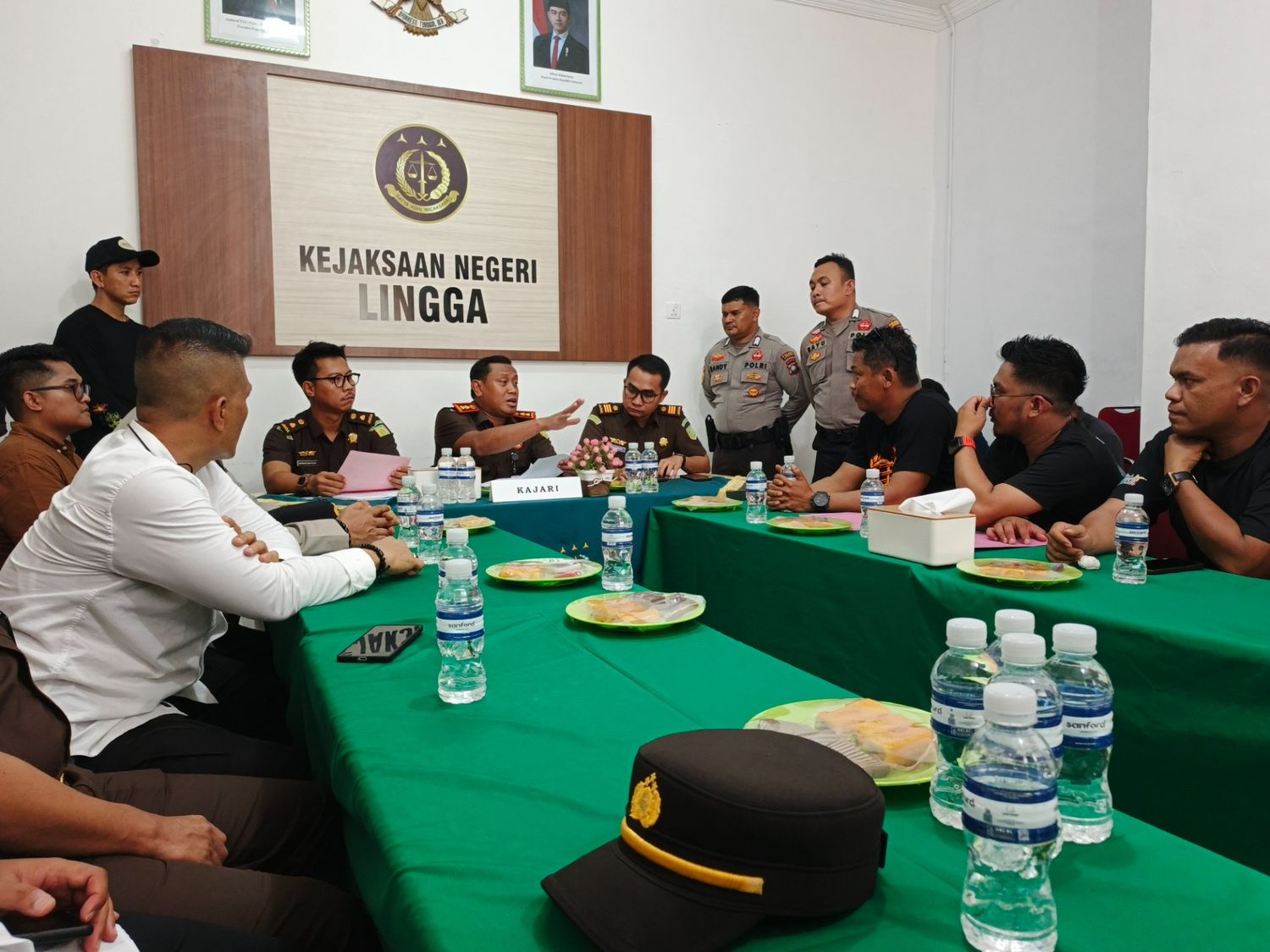 Kajari Lingga Rully Afandi memimpin audiensi bersama Aliansi Pemuda Kabupaten Lingga terkait dugaan THR belum dibayarkan dan indikasi penyimpangan di lingkungan Pemkab Lingga | f. Redaksi