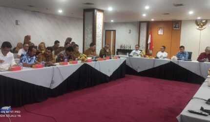 Bapenda Lingga bersama DPRD Kepri membahas lambatnya kajian HPM pasir kuarsa yang dinilai berdampak pada investasi tambang dan potensi PAD daerah | f. Redaksi