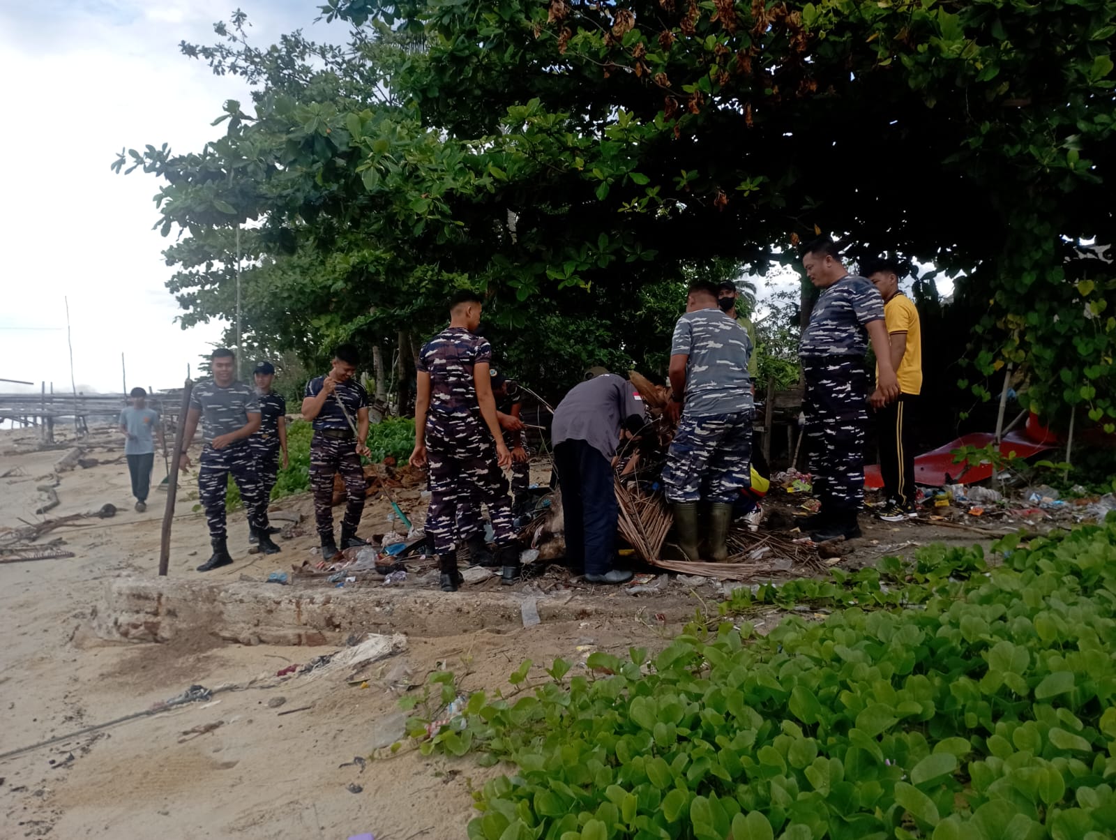 Dinkes PPKB Lingga menggelar gotong royong serentak melalui gerakan PSN 3M Plus untuk mencegah penyebaran DBD. Kegiatan melibatkan masyarakat, TNI-Polri hingga lintas sektor | f. Wandy
