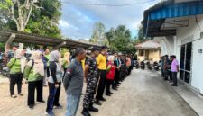 Dinkes PPKB Lingga menggelar gotong royong serentak melalui gerakan PSN 3M Plus untuk mencegah penyebaran DBD. Kegiatan melibatkan masyarakat, TNI-Polri hingga lintas sektor | f. Wandy