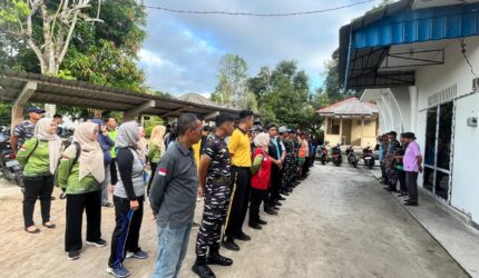 Dinkes PPKB Lingga menggelar gotong royong serentak melalui gerakan PSN 3M Plus untuk mencegah penyebaran DBD. Kegiatan melibatkan masyarakat, TNI-Polri hingga lintas sektor | f. Wandy