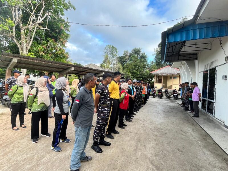 Dinkes PPKB Lingga menggelar gotong royong serentak melalui gerakan PSN 3M Plus untuk mencegah penyebaran DBD. Kegiatan melibatkan masyarakat, TNI-Polri hingga lintas sektor | f. Wandy
