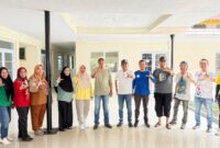 Yayasan Kanker Indonesia (YKI) Kabupaten Lingga menggelar gotong royong membersihkan sekretariat baru di Dabo Singkep. Kegiatan ini menjadi langkah awal memperkuat deteksi dini dan pencegahan kanker di masyarakat | f. Redaksi