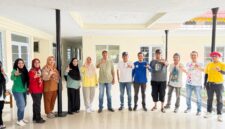 Yayasan Kanker Indonesia (YKI) Kabupaten Lingga menggelar gotong royong membersihkan sekretariat baru di Dabo Singkep. Kegiatan ini menjadi langkah awal memperkuat deteksi dini dan pencegahan kanker di masyarakat | f. Redaksi