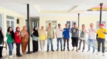 Yayasan Kanker Indonesia (YKI) Kabupaten Lingga menggelar gotong royong membersihkan sekretariat baru di Dabo Singkep. Kegiatan ini menjadi langkah awal memperkuat deteksi dini dan pencegahan kanker di masyarakat | f. Redaksi