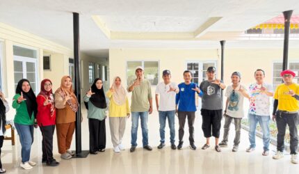 Yayasan Kanker Indonesia (YKI) Kabupaten Lingga menggelar gotong royong membersihkan sekretariat baru di Dabo Singkep. Kegiatan ini menjadi langkah awal memperkuat deteksi dini dan pencegahan kanker di masyarakat | f. Redaksi